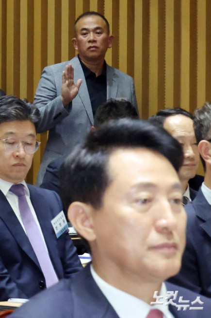 증인 선서하는 명태균