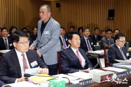 오세훈 서울시장 지나 발언대로 향하는 명태균