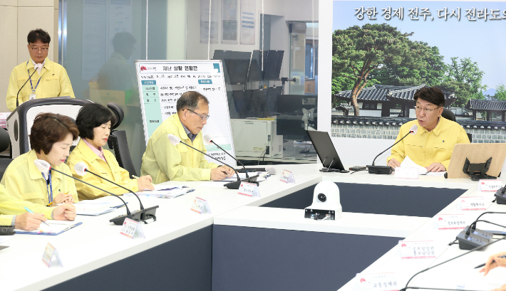 우범기 전주시장이 23일 시청 재난상황실에서 '2025년 재난대비 안전한국훈련'을 점검하고 있다. 전주시 제공