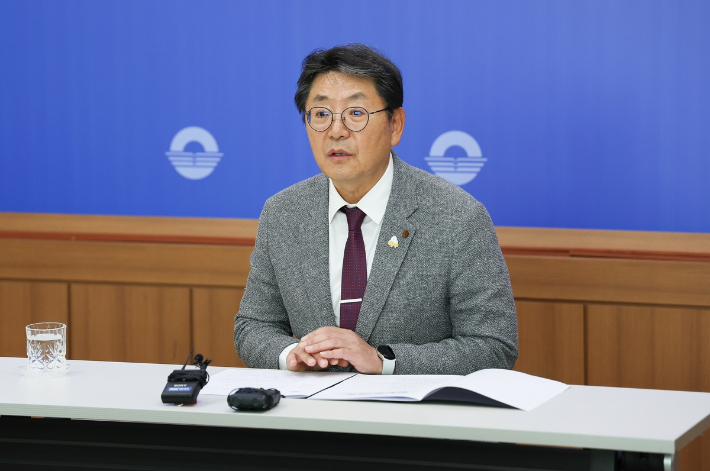 황새 폐사 논란에 홍태용 김해시장 "진심으로 송구"