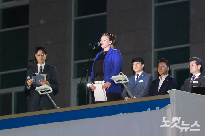 개막식에 참석한 오스트리아 린츠의 아르스 일렉트로니카 페스티벌 크리스틀 바우어 총감독이 시민들에게 인사말을 전하고 있다. 박사라 기자