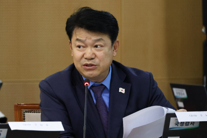 21일 대전 국가철도공단 본사에서 열린 국회 국토교통위원회의 한국철도공사(코레일)·국가철도공단·에스알(SR)에 대한 국정감사에서 더불어민주당 복기왕 의원이 질의하고 있다. 연합뉴스