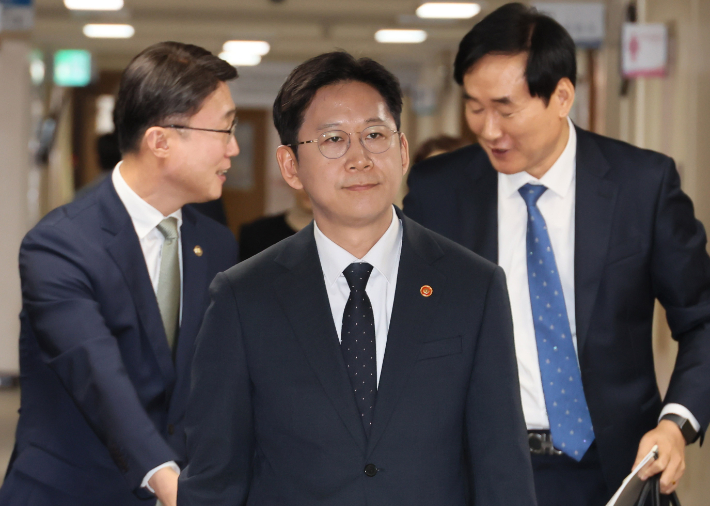 배경훈 부총리 겸 과학기술정보통신부 장관이 22일 서울 종로구 정부서울청사에서 범부처 정보보호 종합대책을 발표하기 위해 브리핑실로 이동하고 있다. 연합뉴스