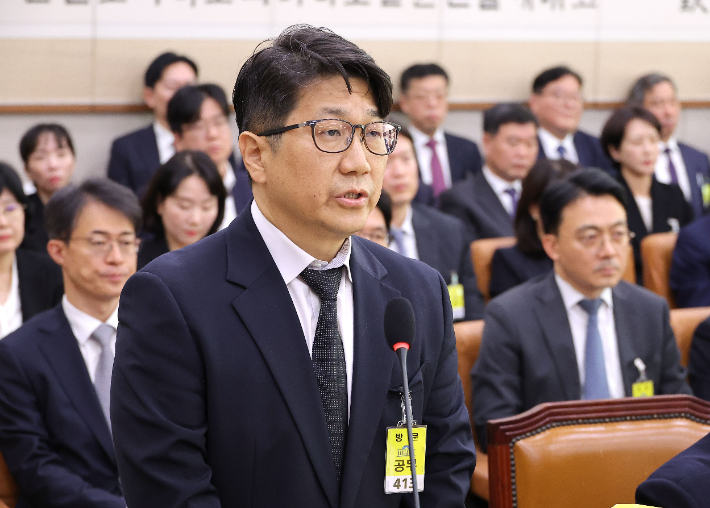 문지석 광주고검 검사가 23일 국회 법제사법위원회에서 열린 2025년 국정감사에서 의원 질의에 답변하고 있다. 연합뉴스
