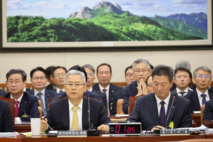 김동철 한국전력공사 사장이 23일 서울 여의도 국회에서 열린 기후에너지환경노동위원회 국정감사에서 의원 질의에 답하고 있다. 연합뉴스