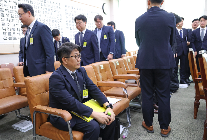 '쿠팡 일용직 노동자 퇴직금 미지급' 사건 수사 과정에서 상부의 외압이 있었다고 폭로한 문지석 검사가 23일 국회 법제사법위원회에서 국정감사가 정회된 뒤 자리에 그대로 앉아 있다. 연합뉴스