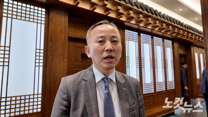 박일 캄보디아 재외국민보호 정부대표가 지난 18일 오후(현지시각) 캄보디아 시아누크빌의 한 한식당에서 열린 교민간담회 직전 취재진에게 취지를 설명하고 있다. 남성경 크리에이터
