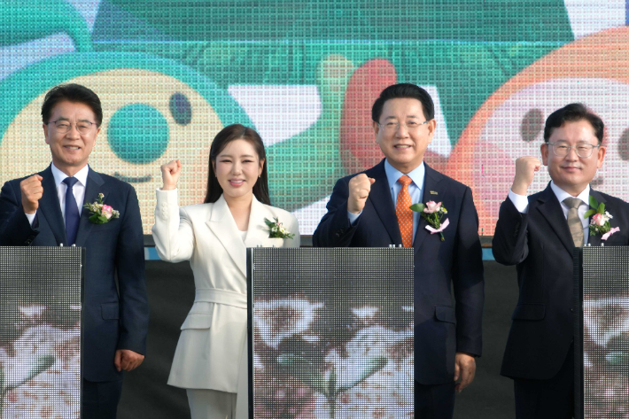 김영록 전라남도지사가 23일 오후 전남 농업기술원에서 열린 '2025 국제농업박람회 개막식'에 참석해 주요내빈들과 기념촬영을 하고 있다. 전라남도 제공