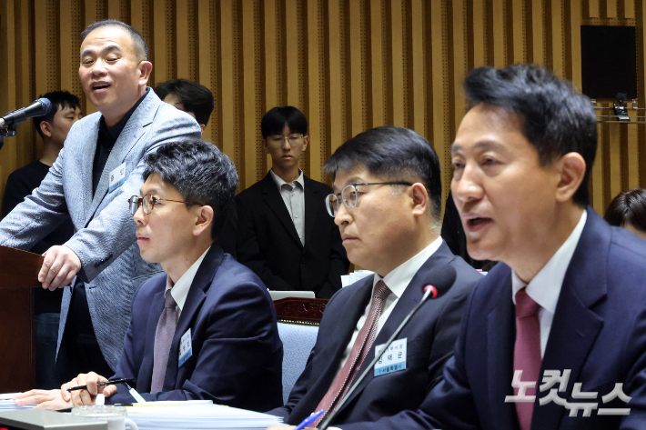 '정치 브로커'로 알려진 명태균씨가 23일 오후 서울 중구 서울시청에서 열린 국회 행정안전위원회의 서울시청 국정감사에 증인 출석해 의원 질의에 답변을 하고 있다. (오른쪽 오세훈 서울시장) 윤창원 기자