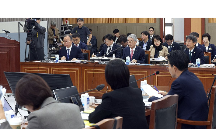 경남교육청에서 열린 국회 교육위원회 국정감사.  왼쪽부터 김석준 부산교육감, 박종훈 경남교육감, 천창수 울산교육감. 연합뉴스