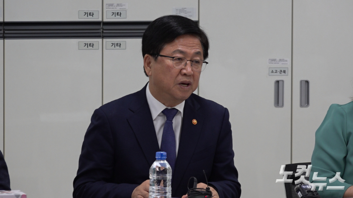 최교진 교육부장관. 23일 전북 전주에 있는 한 초등학교에서 간담회를 가졌다. 김현주 뉴미디어 크리에이터