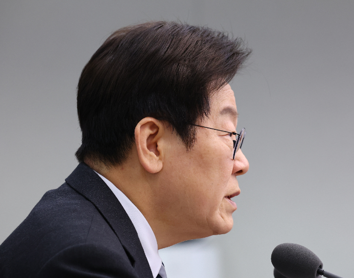 이재명 대통령이 23일 서울 용산 대통령실에서 열린 수석보좌관회의에서 발언하고 있다. 연합뉴스
