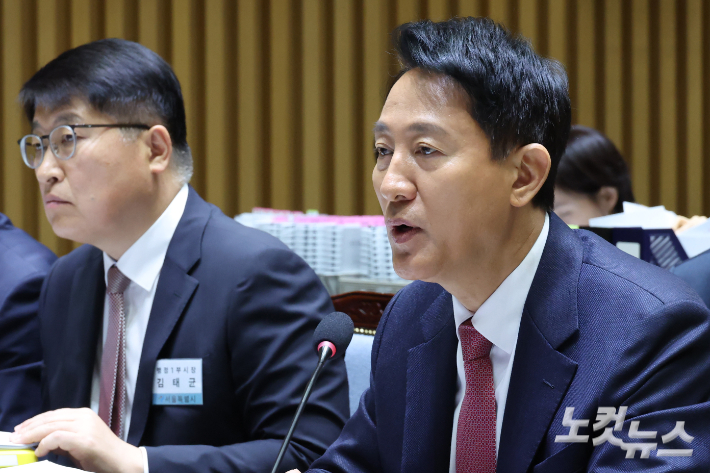 오세훈 서울시장이 23일 서울 중구 서울시청에서 열린 국회 행정안전위원회의 서울시에 대한 국정감사에서 의원 질의에 답변을 하고 있다. 윤창원 기자
