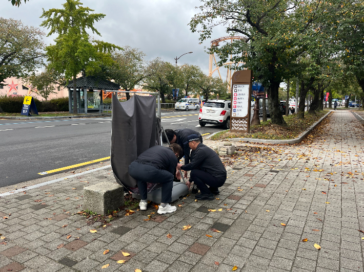 경주시와 경북문화관광공사가 보문관광단지의 무허가 광고물 등을 단속하고 있다. 공사 제공