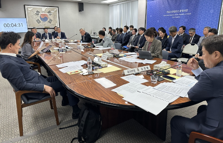 22일(현지시간) 미국 주로스앤젤레스(LA)총영사관에서 국회 외교통일위원회가 LA총영사관과 샌프란시스코총영사관에 대한 국정감사를 하고 있다. 연합뉴스