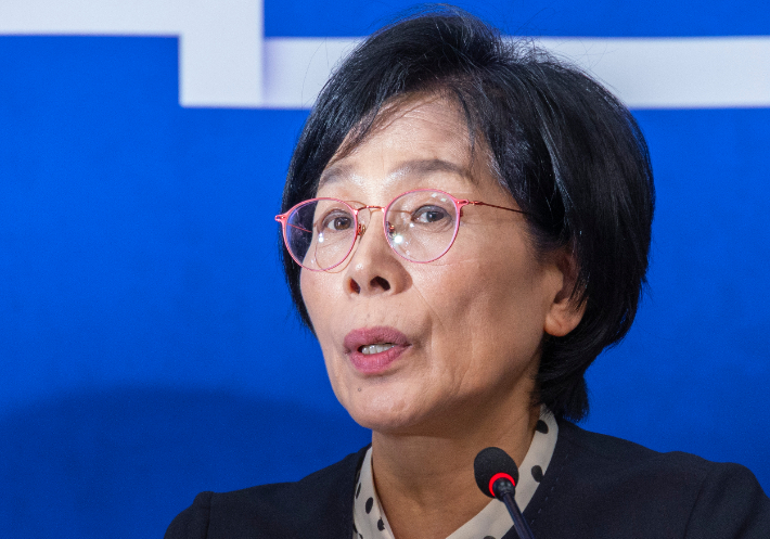 더불어민주당 언론개혁특별위원회 최민희 위원장이 20일 국회 언론개혁특위 허위 조작정보 근절안을 발표하고 있다. 연합뉴스