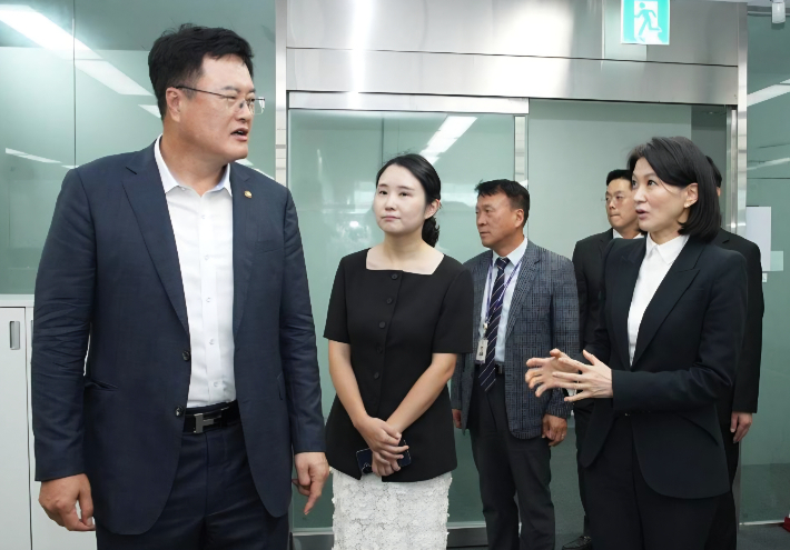 문화체육관광부 김대현 제2차관(사진 맨 왼쪽)이 지난 8월 25일 스포츠윤리센터를 방문해 직원들과 대화를 나누고 있다. 문체부 제공