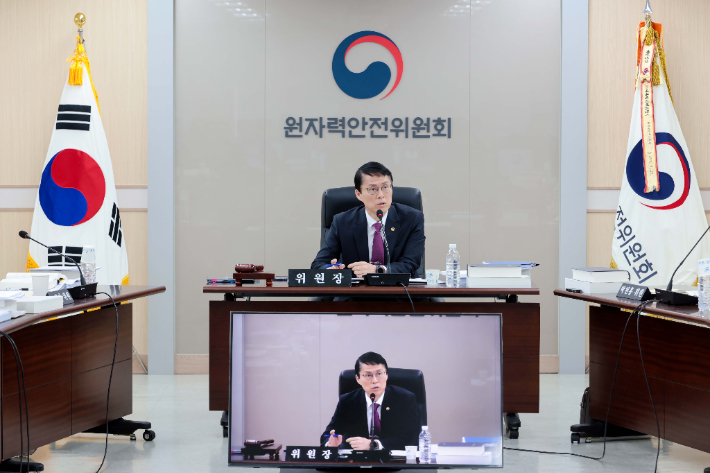 최원호 원자력안전위원회 위원장이 23일 서울 중구 원자력안전위원회 대회의실에서 열린 제223회 원자력안전위원회 회의에서 위원들과 안건에 대해 논의하고 있다. 원안위 제공
