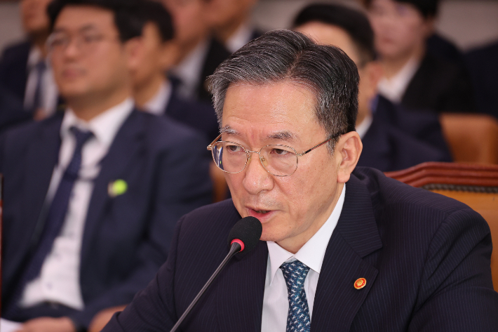 정성호 법무부 장관이 14일 서울 여의도 국회에서 열린 법무부 등에 대한 법제사법위원회 국정감사에서 의원 질의에 답하고 있다. 연합뉴스