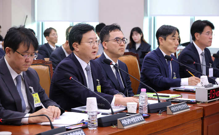 정진우 서울중앙지검장이 23일 국회 법제사법위원회 전체회의에서 의원 질의에 답변하고 있다. 연합뉴스
