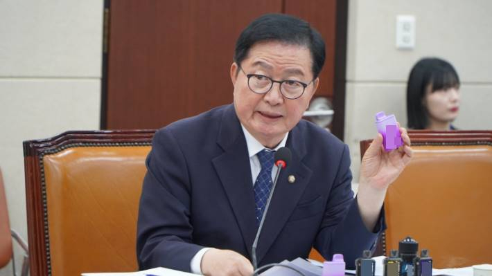 더불어민주당 장종태 의원(대전 서구갑)이 21일 식약처를 대상으로 한 국회 보건복지위원회 국정감사에서 가향(加香) 제품으로 제조된 액상형 전자담배를 들어보이고 있다. 의원실 제공