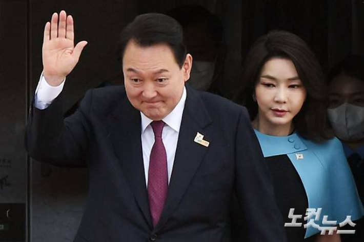 尹부부, '출입통제' 명성황후 침전도 들어갔다