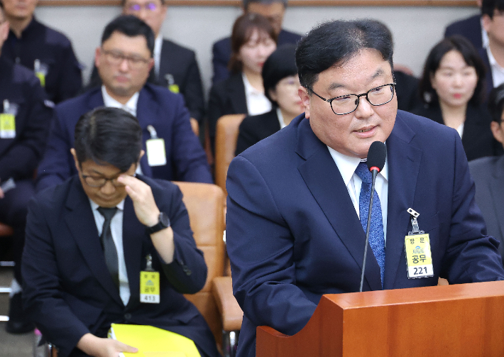 엄희준 광주고검 검사가 23일 국회 법제사법위원회에서 열린 2025년 국정감사에서 의원 질의에 답변하고 있다. 왼쪽은 문지석 광주고검 검사. 연합뉴스