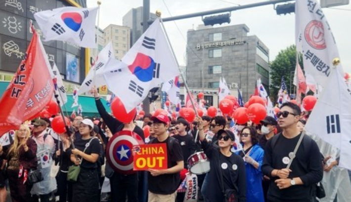 자유대학과 부정선거방지대 등 단체 회원들이 3일 서울 지하철 1·4호선 동대문역을 출발해 종로구 광화문 방면으로 행진하고 있다. 연합뉴스