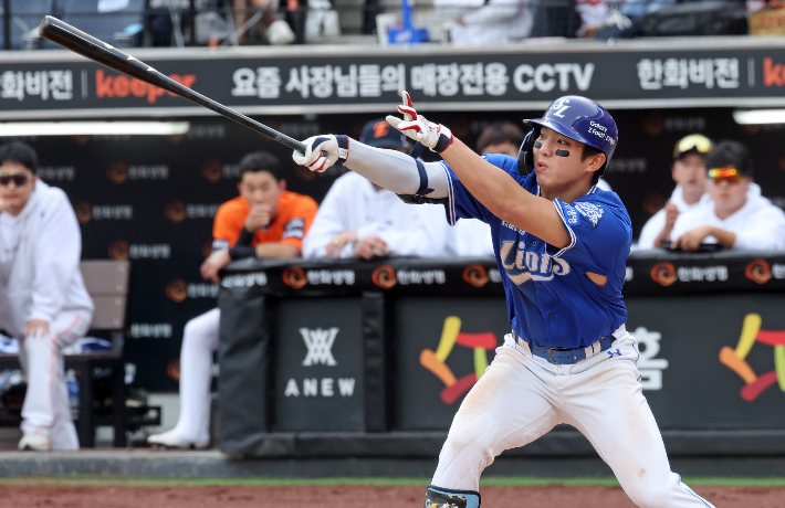 19일 대전 한화생명 볼파크에서 열린 2025 프로야구 KBO 리그 포스트 시즌 플레이오프 2차전 삼성 라이온즈와 한화 이글스의 경기. 3회초 1사 2, 3루 때 삼성 김영웅이 2타점 적시타를 쳐내고 있다. 연합뉴스 