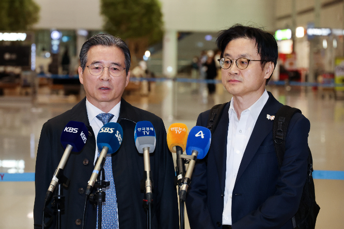 대통령실 김용범 정책실장(왼쪽)과 김정관 산업통상부 장관이 한미 관세협상 추가 논의를 마치고 24일 인천국제공항을 통해 귀국한 뒤 취재진의 질문에 답하고 있다. 연합뉴스