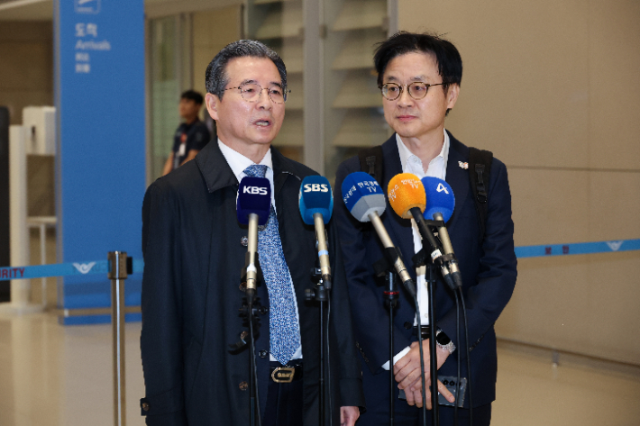 김용범 대통령실 정책실장(왼쪽)과 김정관 산업통상부 장관이 한미 관세협상 추가 논의를 마치고 24일 인천국제공항을 통해 귀국한 뒤 취재진의 질문에 답하고 있다. 연합뉴스