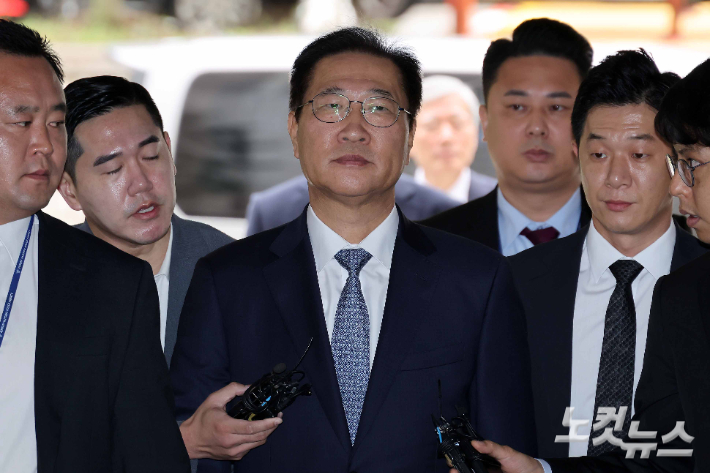 윤석열 전 대통령의 12·3 비상계엄 선포를 방조·가담한 혐의를 받는 박성재 전 법무부 장관이 14일 구속 전 피의자 심문(영장실질심사)을 받기 위해 서울 서초구 서울중앙지방법원으로 들어서고 있다. 박종민 기자