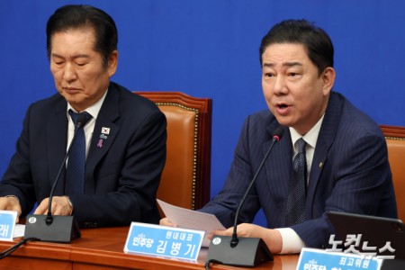 더불어민주당 김병기 원내대표가 24일 서울 여의도 국회에서 열린 최고위원회의에서 발언을 하고 있다.