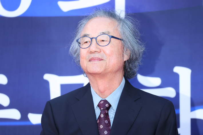 배우 정동환이 23일 오후 서울 중구 국립극장 해오름극장에서 열린 '2025 대한민국 대중문화예술상 시상식' 레드카펫 행사에서 포즈를 취하고 있다. 연합뉴스