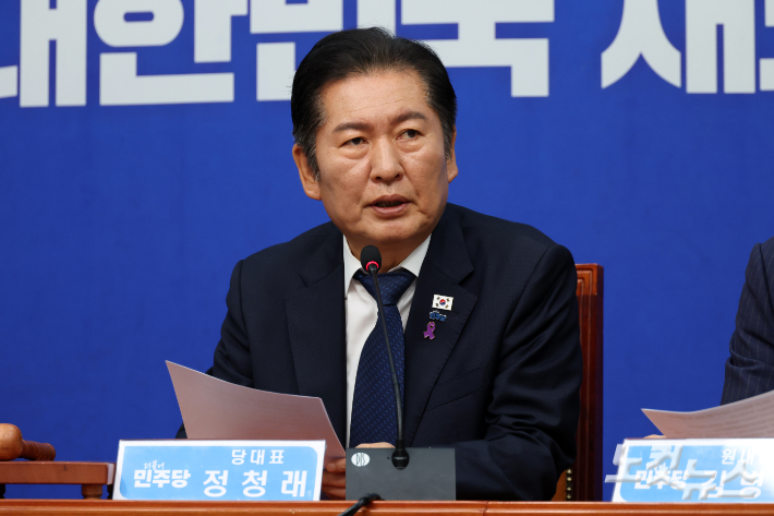더불어민주당 정청래 대표가 24일 서울 여의도 국회에서 열린 최고위원회의에서 발언을 하고 있다. 윤창원 기자