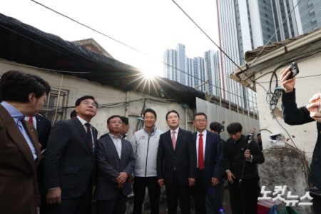 장동혁 국민의힘 대표와 오세훈 서울시장이 24일 오전 서울 노원구 상계5 재정비촉진구역 현장을 점검하고 있다.