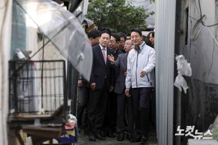 장동혁 국민의힘 대표와 오세훈 서울시장이 24일 서울 노원구 상계5 재정비촉진구역을 방문해 현장 점검을 하고 있다.