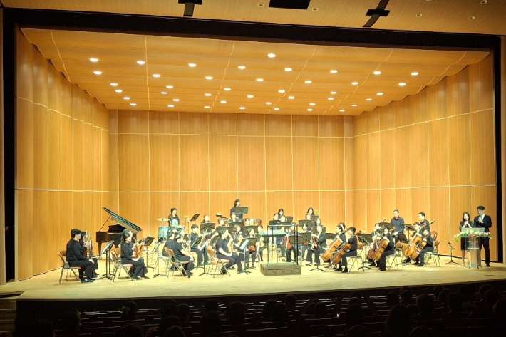 포항CBS 오케스트라는 18일 포스코 효자아트홀에서 '삼대가 함께 하는 오케스트라' 정기연주회를 개최했다. 유상원 아나운서