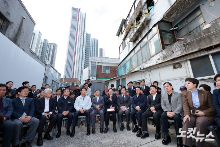 국민의힘 장동혁 대표가 24일 서울 노원구 상계5 재정비촉진구역을 방문한 뒤 주민들과 간담회를 하고 있다.