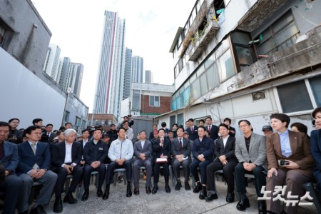 국민의힘 장동혁 대표가 24일 서울 노원구 상계5 재정비촉진구역을 방문한 뒤 주민들과 간담회를 하고 있다.