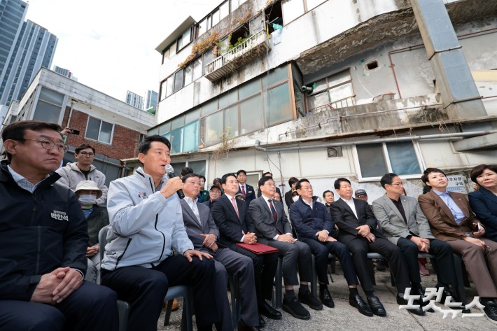 오세훈 서울시장이 24일 서울 노원구 상계5 재정비촉진구역을 방문한 뒤 주민들과 간담회를 하고 있다.