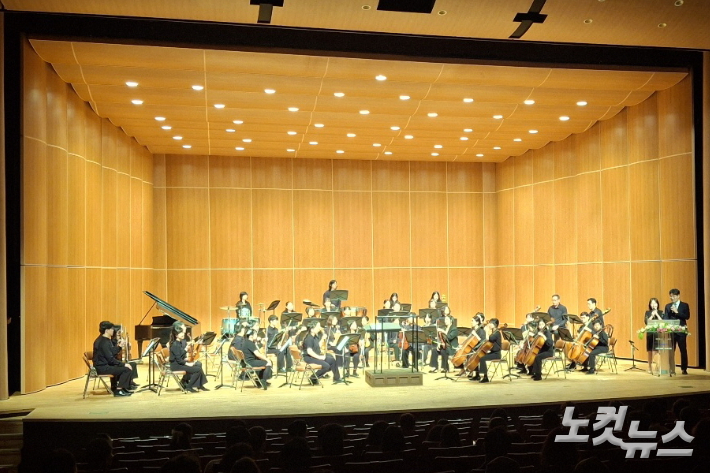 포항CBS 오케스트라는 18일 포스코 효자아트홀에서 '삼대가 함께 하는 오케스트라' 정기연주회를 개최했다. 유상원 아나운서