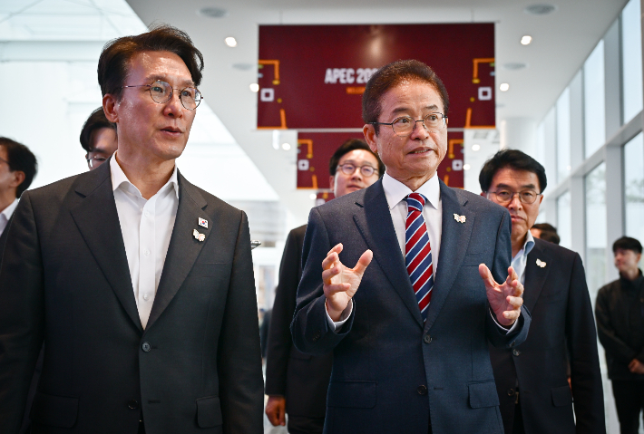 이철우 경북지사가 김민석 국무총리에게 APEC 준비상황을 설명하고 있다. 경북도 제공