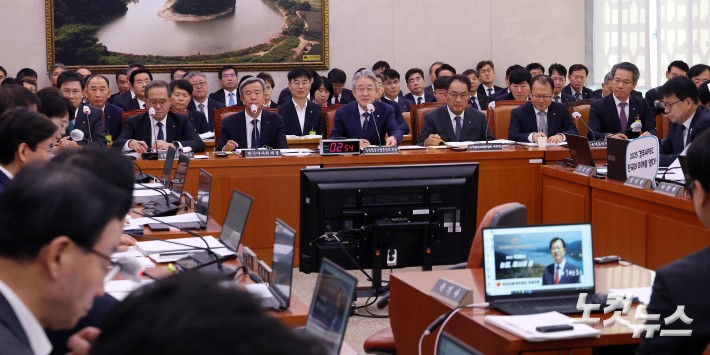 강호동 농협중앙회장이 24일 서울 여의도 국회에서 열린 농림축산식품해양수산위원회의 농업협동조합중앙회 등에 대한 국정감사에서 의원 질의에 답변을 하고 있다.