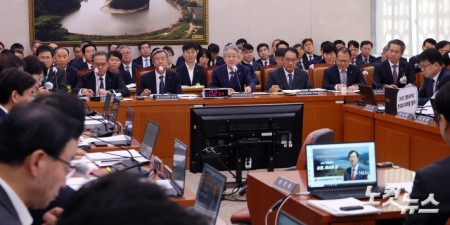 강호동 농협중앙회장이 24일 서울 여의도 국회에서 열린 농림축산식품해양수산위원회의 농업협동조합중앙회 등에 대한 국정감사에서 의원 질의에 답변을 하고 있다.