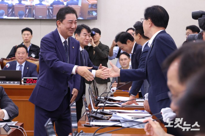 24일 서울 여의도 국회에서 열린 농림축산식품해양수산위원회의 농업협동조합중앙회 등에 대한 국정감사장에 더불어민주당 김병기 원내대표가 찾아 의원들과 인사를 하고 있다.