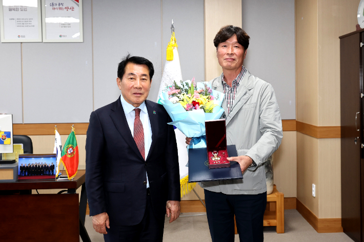 양산시, 6.25참전유공자 유족에 '화랑무공훈장' 전수