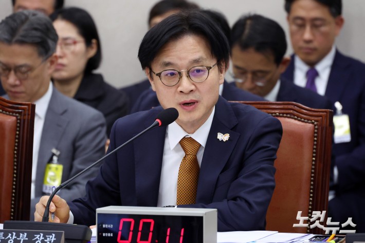 김정관 산업통상자원부 장관이 24일 서울 여의도 국회에서 열린 산업통상자원중소벤처기업위원회의 산업통상자원부 등 종합감사에서 의원 질의에 답변을 하고 있다.