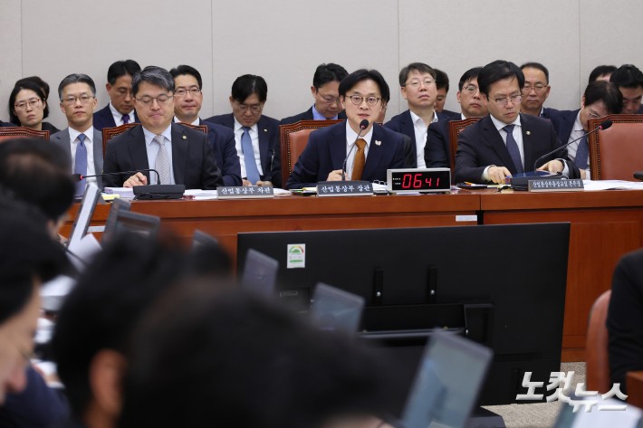 김정관 산업통상자원부 장관이 24일 서울 여의도 국회에서 열린 산업통상자원중소벤처기업위원회의 산업통상자원부 등 종합감사에서 의원 질의에 답변을 하고 있다.