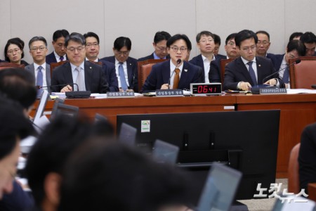 김정관 산업통상자원부 장관이 24일 서울 여의도 국회에서 열린 산업통상자원중소벤처기업위원회의 산업통상자원부 등 종합감사에서 의원 질의에 답변을 하고 있다.